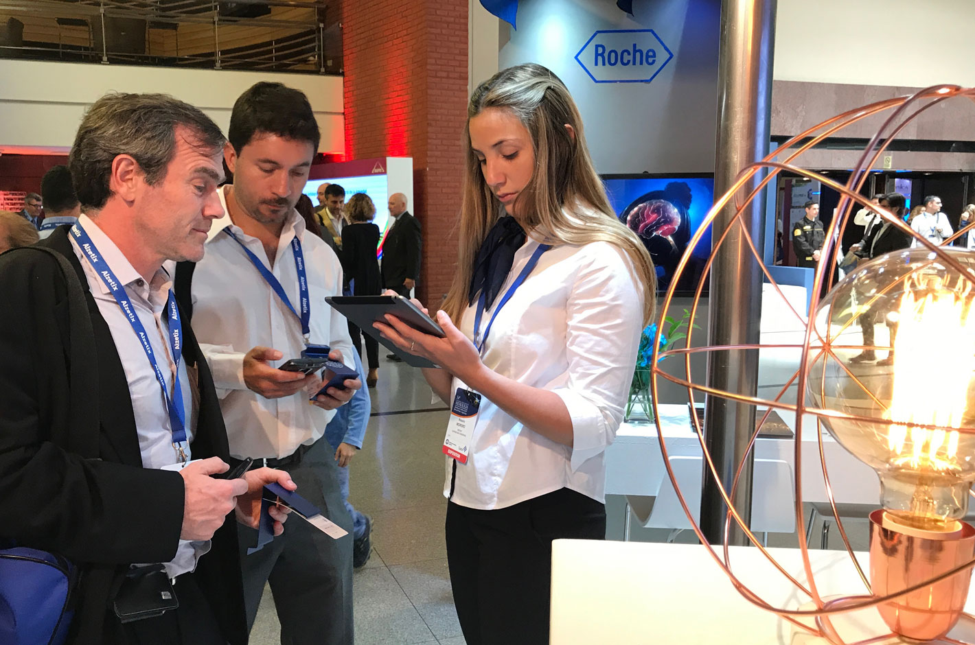Roche Neuro Connect - Promotora en stand de lanzamiento de la aplicación móvil